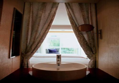 月色下的中式庭院  悅色時(shí)尚酒店餐廳設(shè)計(jì)說(shuō)明  中式餐廳設(shè)計(jì)效果圖