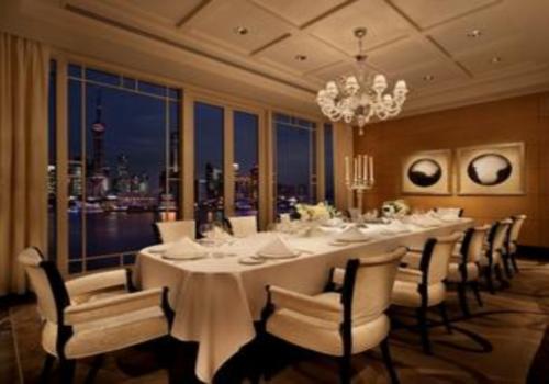 美酒加夜景的酒吧設(shè)計體驗   Sir Elly’s的露臺酒吧設(shè)計  