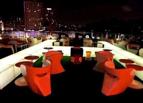 最酷的天臺酒吧設(shè)計欣賞:Helipad酒吧設(shè)計與夜色親密接觸