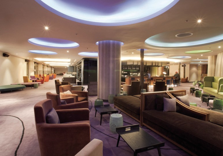 中國首個度假休閑會所  黑夜中的冰雪城堡