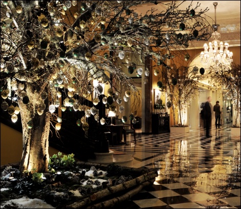 酒店圣誕狂歡:地標(biāo)酒店CLARIDGE’S點(diǎn)亮森林細(xì)語圣誕樹