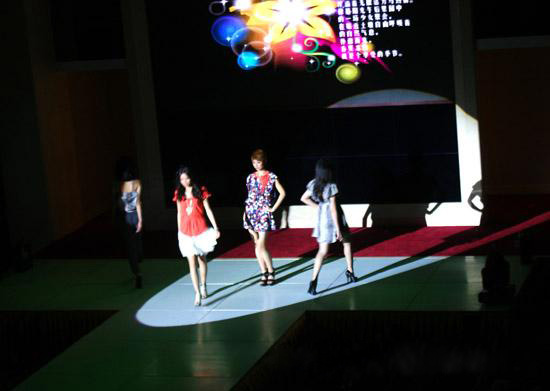 大型酒吧燈光設計實例  東莞演藝吧舞臺燈光設計圖欣賞