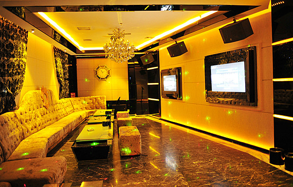 游離于音樂和光影之間 K派量販式KTV設(shè)計