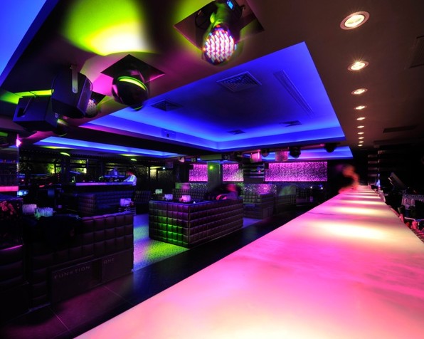 燈光跟著音樂節(jié)奏“動(dòng)起來” 巴黎圓弧夜場(chǎng)俱樂部設(shè)計(jì)