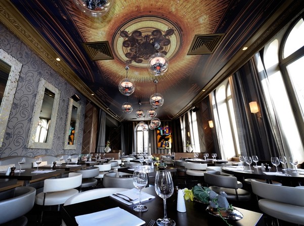 燈光跟著音樂節(jié)奏“動(dòng)起來” 巴黎圓弧夜場(chǎng)俱樂部設(shè)計(jì)